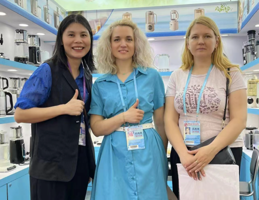 Photo de groupe de l\'équipe de Zhongshan Yuekon Electrical Appliances Co., Limited avec des clients internationaux lors d\'une réunion d\'affaires, mettant en valeur le partenariat et la collaboration.