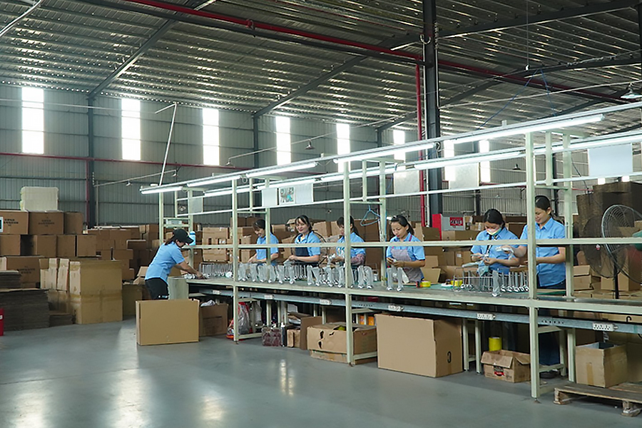 Image de l'atelier de production de Zhongshan Yuekon Electrical Appliances Co., Limited, illustrant l'environnement d'usine propre et bien entretenu pour les chauffe-biberons et les bouilloires électriques.