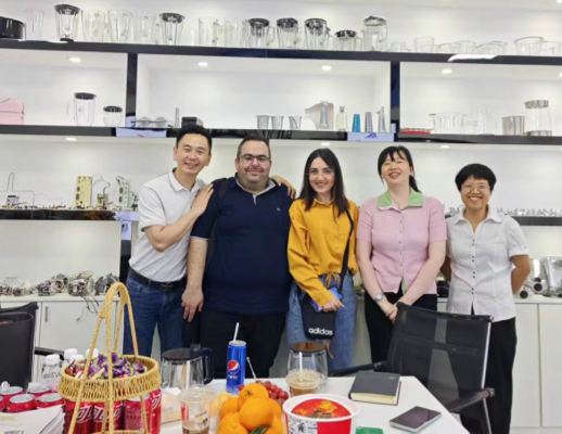 Représentants de Zhongshan Yuekon Electrical Appliances Co., Limited auprès de clients internationaux, démontrant de solides relations commerciales.