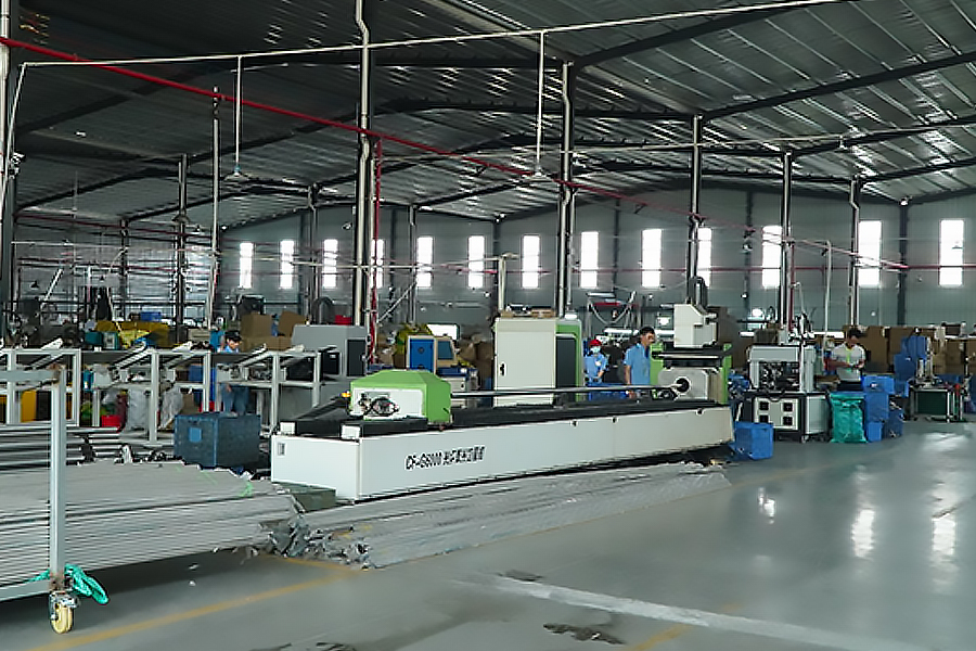 Image de l'atelier de production de Zhongshan Yuekon Electrical Appliances Co., Limited, mettant en évidence l'environnement de l'usine et les travailleurs sur la chaîne d'assemblage de théières à café et d'extracteurs de jus.