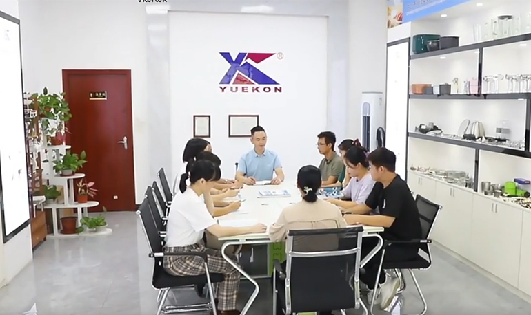 Image d\'une réunion chez Zhongshan Yuekon Electrical Appliances Co., Limited, montrant les membres de l\'équipe engagés dans une discussion commerciale.
