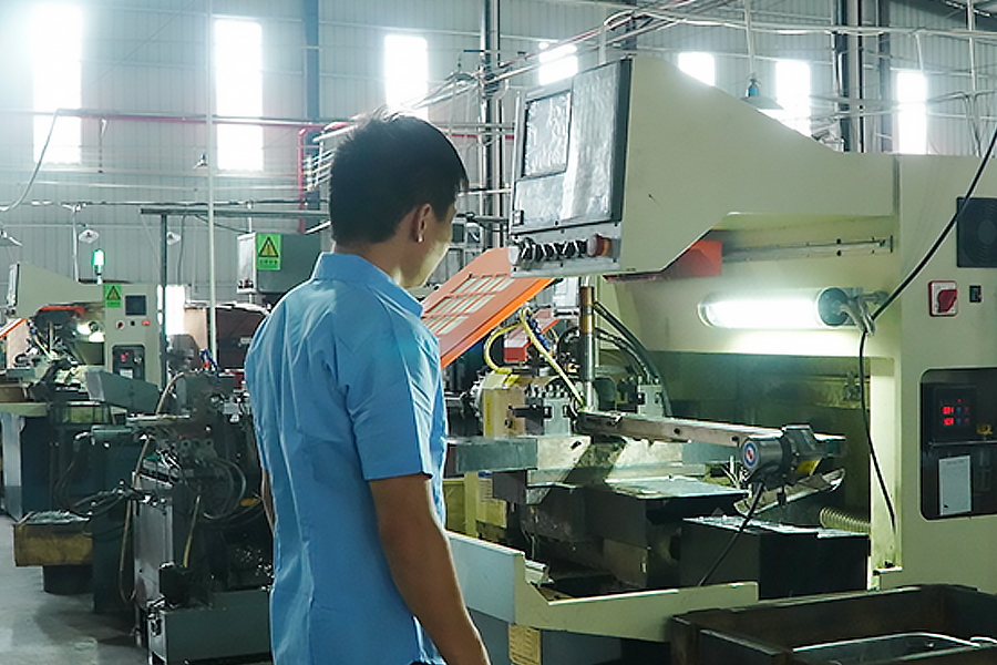 Image de l'atelier de production de Zhongshan Yuekon Electrical Appliances Co., Limited, montrant le processus de fabrication organisé et l'équipement des sèche-linge et humidificateurs électriques.