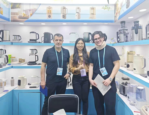 Photo du personnel de Zhongshan Yuekon Electrical Appliances Co., Limited avec des clients internationaux, capturant un moment de coopération commerciale et d\'amitié.