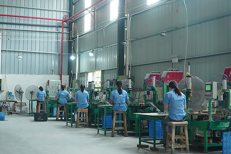 Image de l'atelier de production de Zhongshan Yuekon Electrical Appliances Co., Limited, présentant le processus de fabrication et la chaîne d'assemblage des bouilloires à thé et des bouilloires électriques.